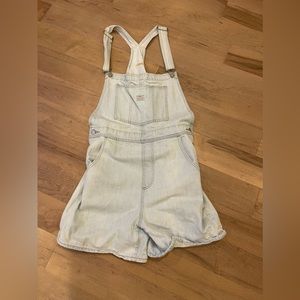 levi’s short overalls in light wash size L